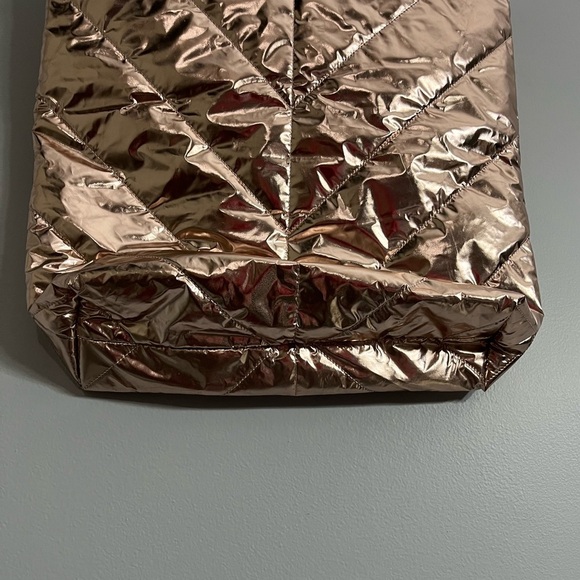 NWT Victoria's Secret Rose Gold Metallic Bag Quilted Weekender Limited Edition - Picture 7 of 9